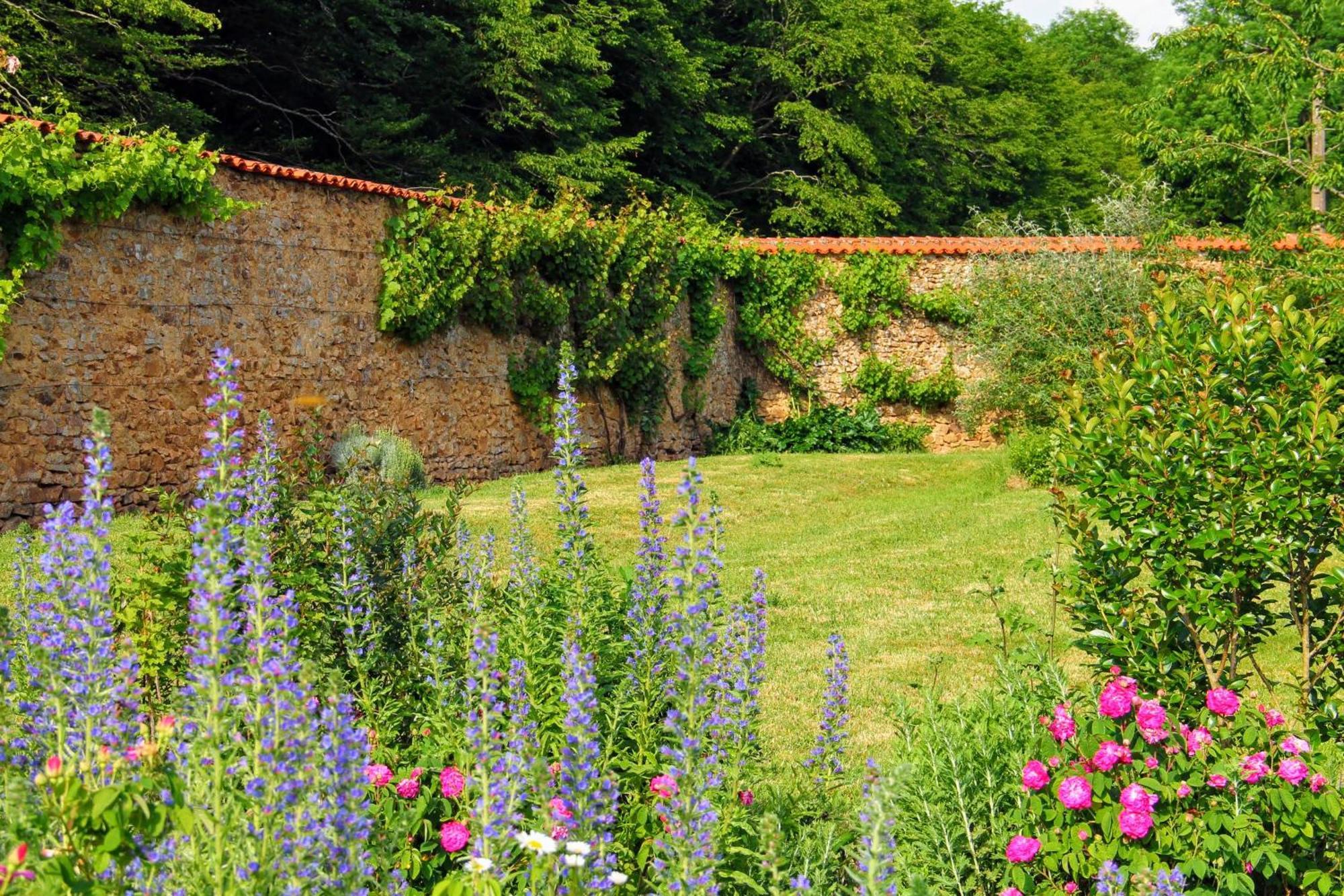 Вилла Domaine Des Roches Blanches Le Pin  Экстерьер фото